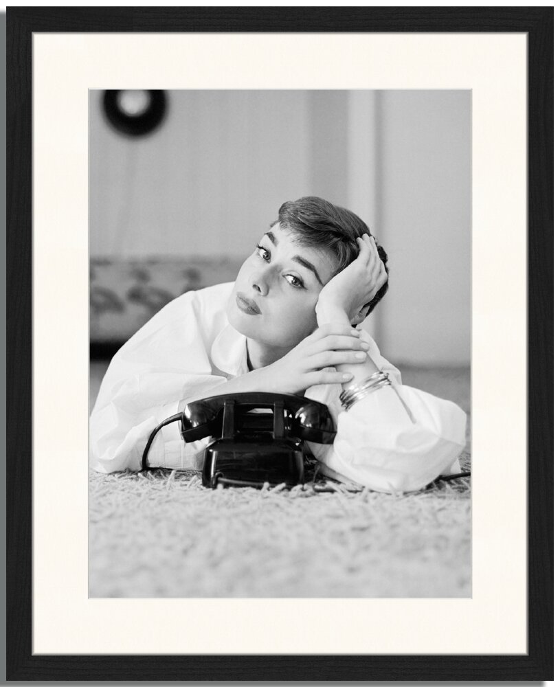 Gerahmtes Poster Audrey Hepburn mit Telefon