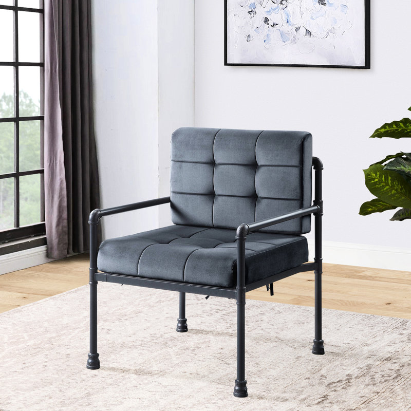 Fauteuil industriel gris avec dossier géométrique et coussins décoratifs confortables
