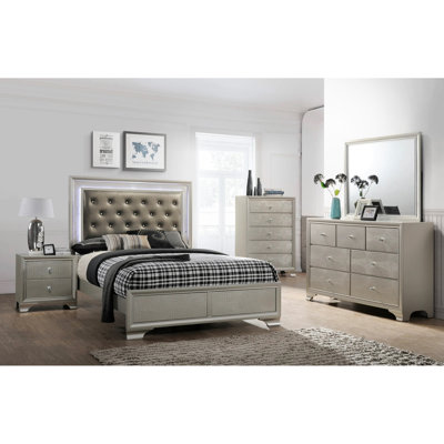 Grand lit lumineux beige et blanc à DEL avec tête de lit et lattes à texture de crocodile avec revêtement en peau de champagne glamour