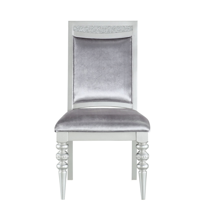 Chaise d'appoint en tissu et platine 2 pièces - siège fixe avec capacité de 220 lb, profondeur de 20 po, hauteur de 19 po. Délicats incrustations de strass rectangulaires brillants. Coussin de dossier confortable. Tablier en bois tourné