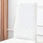 Table de salle à manger pour 4 personnes, table 55 po x 31,5 po, texture bois, chaises blanches, coussins antidérapants grain naturel avec éponge confortable en forme de losange de style moderne
