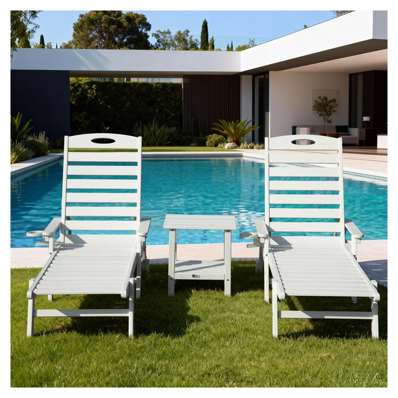 Ensemble de 2 chaises longues en PEHD blanc avec table d'appoint et chaises longues réglables pour l'extérieur, Blanc