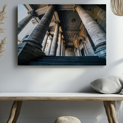 Toile sous un vaste plafond orné de motifs classiques