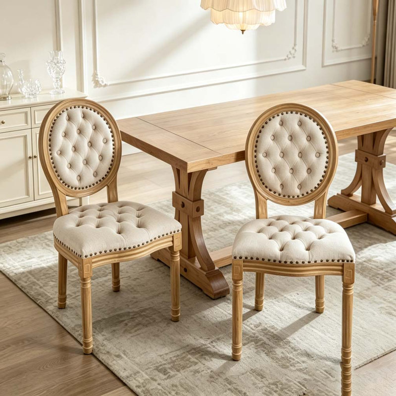 Chaise en bois massif avec garniture cloutée, Beige