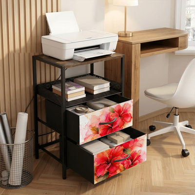 Table de chevet avec station de recharge, 2 tiroirs, ports USB et prises électriques, tablette ouverte, noire, motif marbré à fleurs d'hibiscus rouges, idéale pour la chambre ou le salon.
