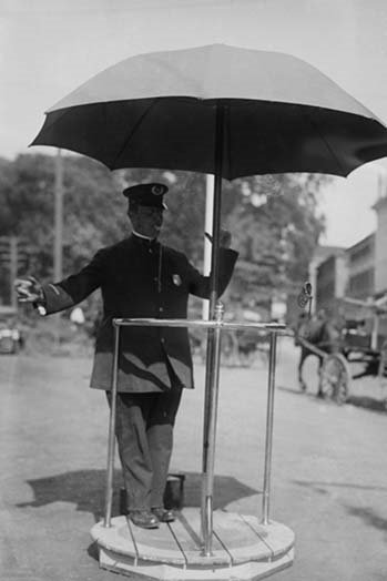 Le policier dirige la circulation sous un parasol à newport rhode island-impression photograp, H 42 po x l 28 po x P 1,5 po