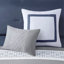 Élégant ensemble d'édredon brodé bleu marine 8 pièces, parfait pour un décor de chambre à coucher sophistiqué et confortable-119313412-119313413