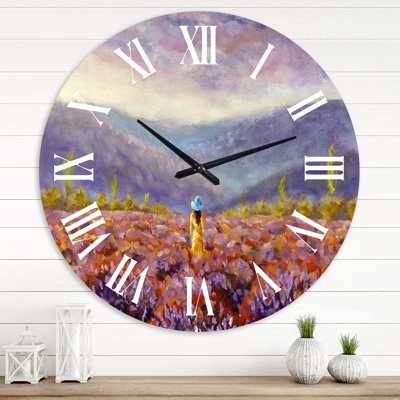 Femme en robe jaune et chapeau marchant dans les champs - Horloge murale traditionnelle