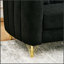 Canapé de luxe en chenille avec pieds en métal doré, pour des espaces de vie modernes et élégants, confort d'assise profond-788335535