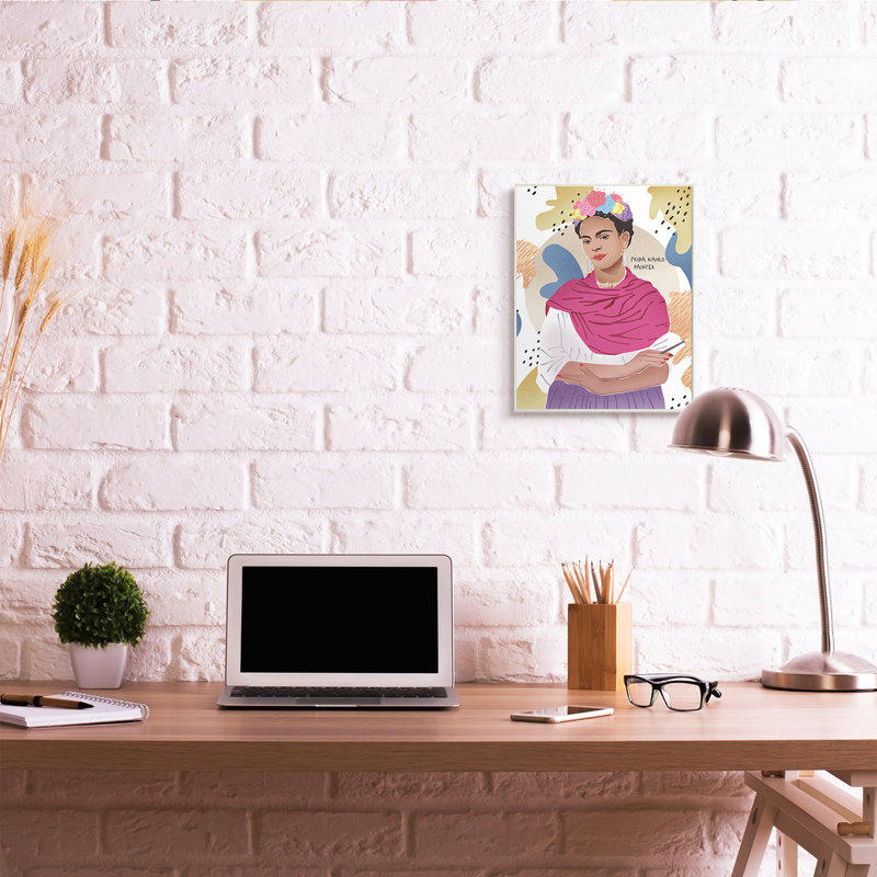 Frida posant au pinceau avec un motif rond abstrait, Plaque murale, H 19 po x l 13 po