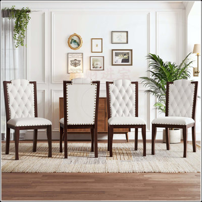 Ensemble de 4 chaises de salle à manger rembourrées à haut dossier capitonné avec pieds en bois massif et garniture cloutée pour un décor élégant
