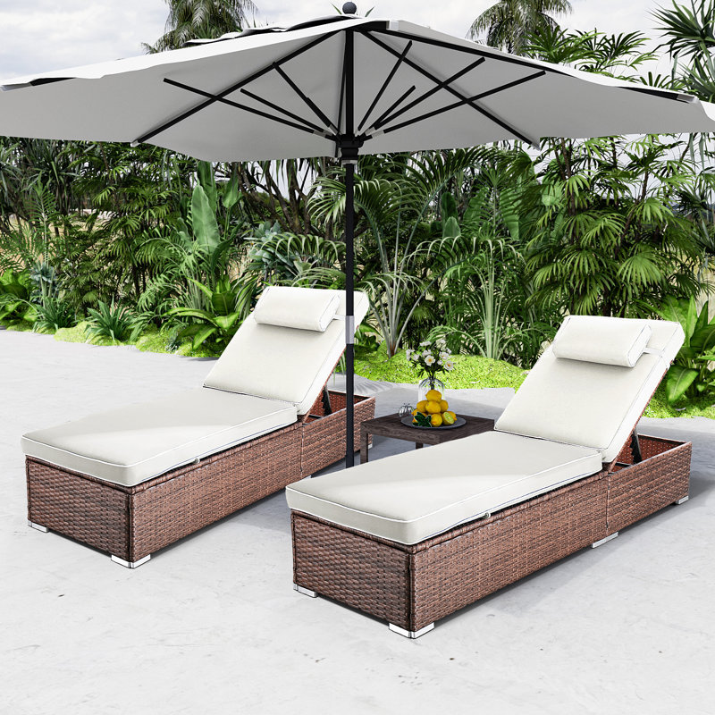 Chaise longue d'extérieur en osier inclinable avec table d'appoint et coussins, Beige