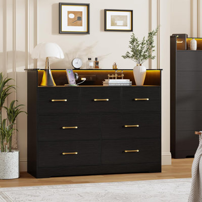 Commode à 7 tiroirs noire texturée, armoire de rangement extra large avec lumière DEL et station de charge multi-ports, organisateur de maison grande capacité