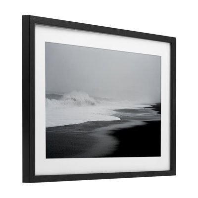 Cresting Waves Black Sand Coast, reproduction encadrée sous verre, conception de Jade Sharp Photo
