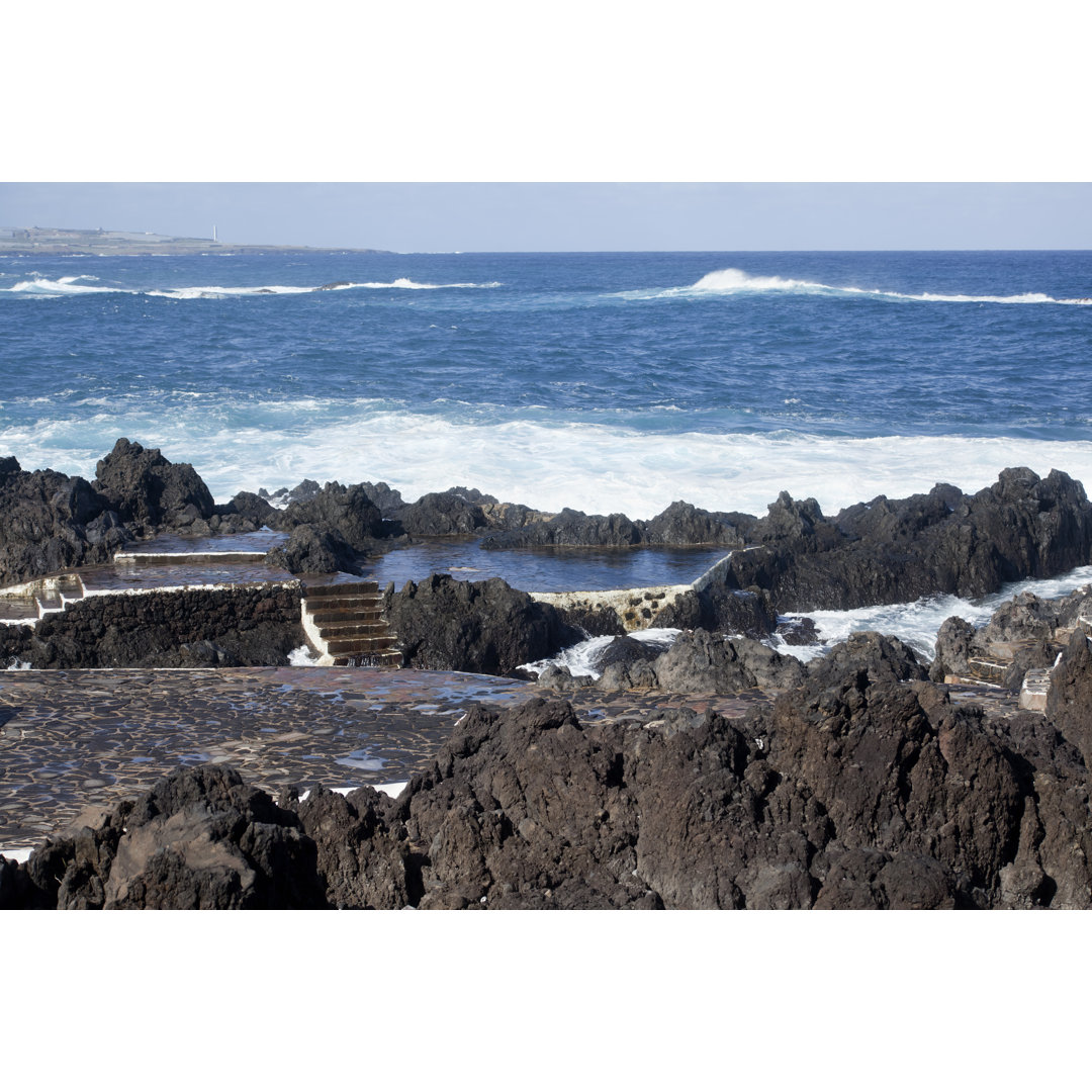 Gezeitentümpel in vulkanischem Gestein auf Teneriffa.