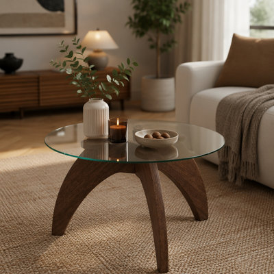Table basse créative de style triangulaire à pattes rondes, d'environ 27,5 pouces de diamètre, avec plateau en verre trempé transparent et panneau de fibres à densité moyenne de couleur noyer. Parfait comme table basse de salon, etc.