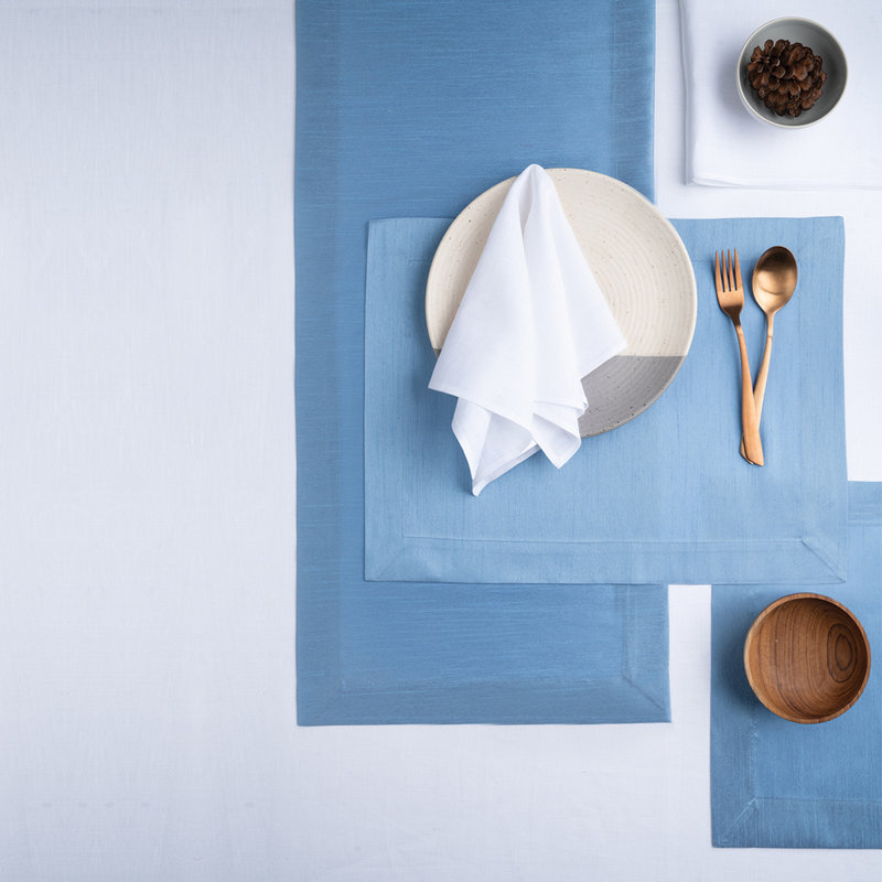 Chemin de table d'angle en soie Vegan, 108 po x 14 po, Bleu