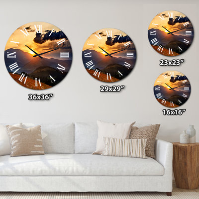 Horloge murale traditionnelle prairie de fleurs sauvages et coucher de soleil doré dans les Carpates