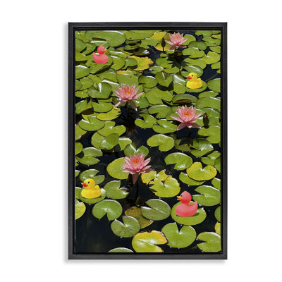 Canards en caoutchouc sur cadre flottant Lilies de l'étang, design par Ashley Singleton