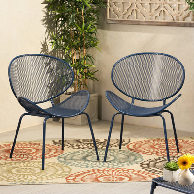 Chaise en fer bleu marine, hauteur 86,1 cm, largeur 63,3 cm, profondeur 65,1 cm, poids 10,5 kg. Fabriquée en fer massif pour plus de confort. Dimensions : 86,4 cm (H) x 63 cm (L) x 64,8 cm (P).