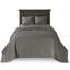 Le grand couvre-lit réversible gris foncé présente un matelassage riche et un rembourrage en coton prélavé pour une sensation de chambre à coucher relaxante.