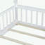 Lit simple en forme de tente avec garde-corps-625849617