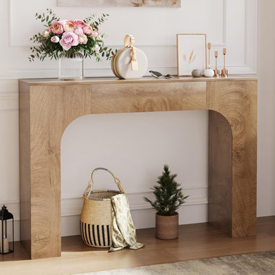 Console Farmhouse, longue table d'entrée en bois derrière le canapé