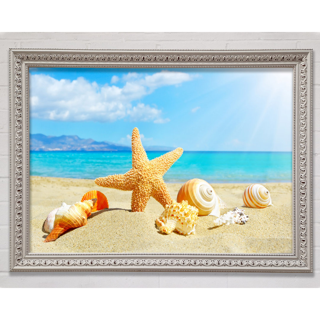 Starfish Standing In The Sand - Einzelne Bilderrahmen Kunstdrucke