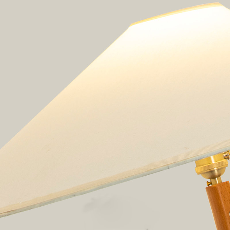 Blanc + brun noisette + tissu noir + bois massif + lampes sur pied sans fer