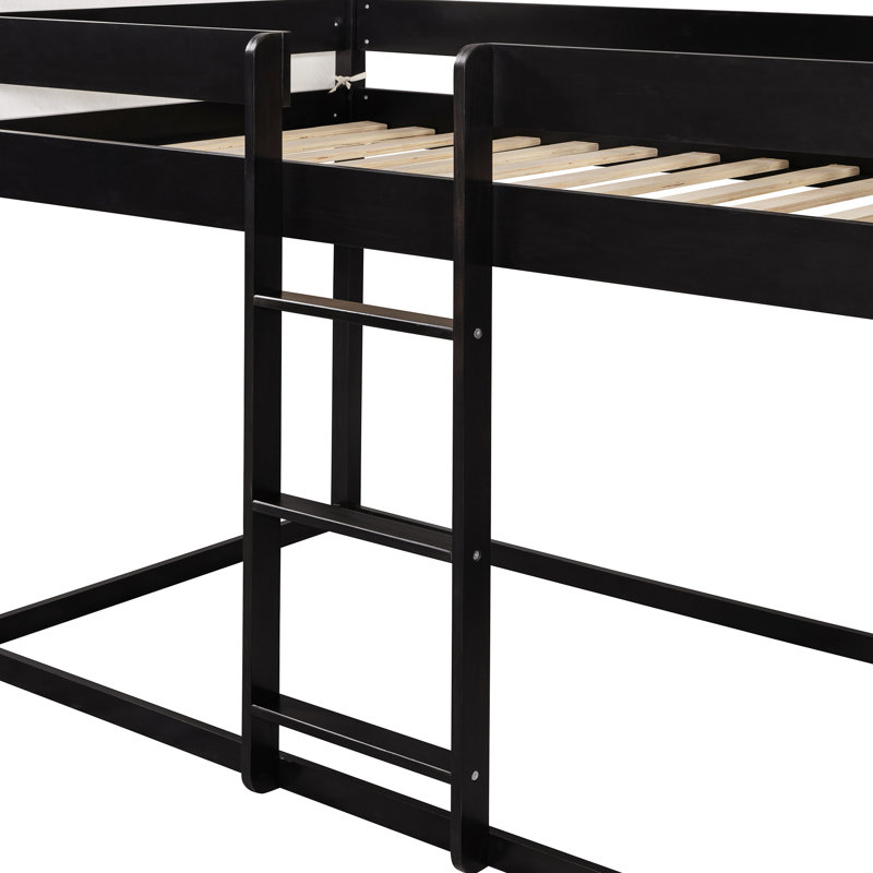 Lit simple au-dessus d'un lit superposé avec tente, construction, style maison de jeu amusant pour la chambre à coucher, décoration d'intérieur, jeu et sommeil