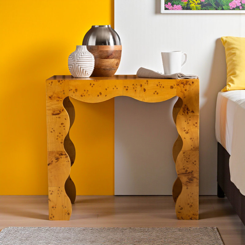 La table de bout Eloise Natural Burl Wood est moderne et contemporaine
