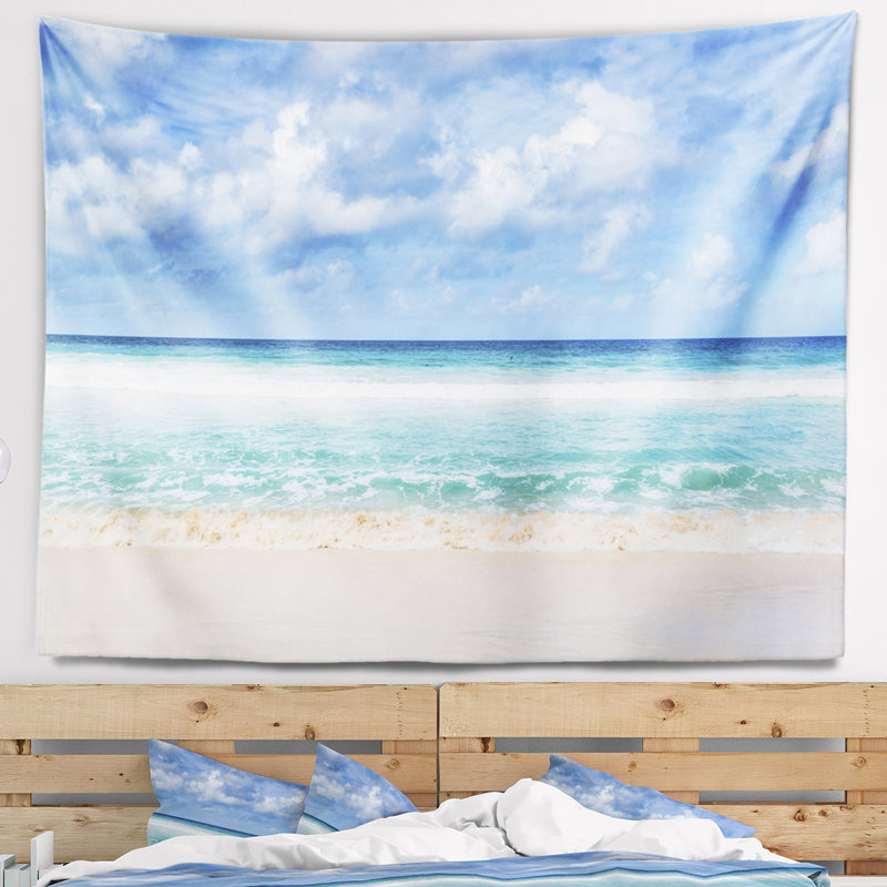Tapisserie «Seascape», plage tranquille sous des nuages blancs, H 32 po x l 39 po