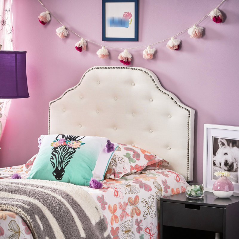 Tête de lit simple en tissu avec un charmant capitonnage, présentant un design élégant