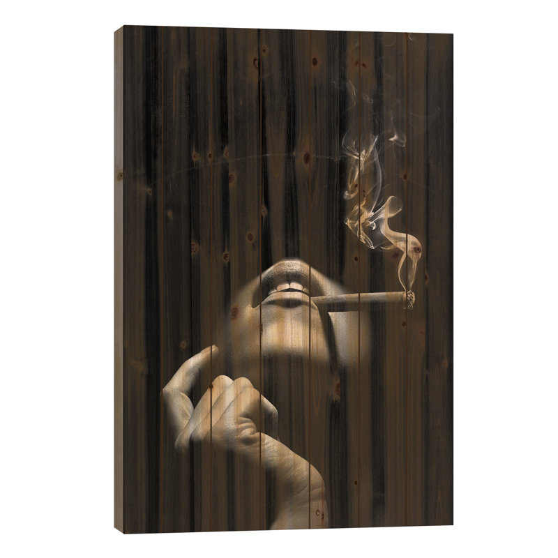 Femme fumant un cigare, L 26 po x H 40 po