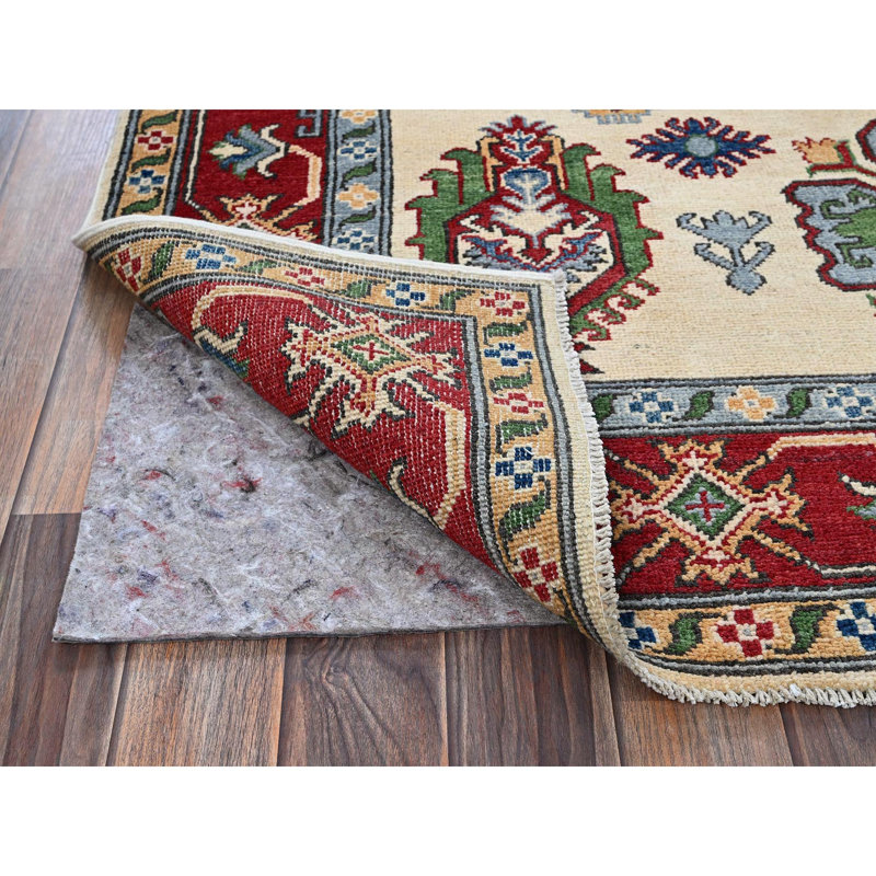 Tapis en mousseline de soie blanche 5 pi x 6 pi 6 po Kazak avec motif de médaillons géométriques, teinture végétale, noué à la main, tissage dense, 100% laine