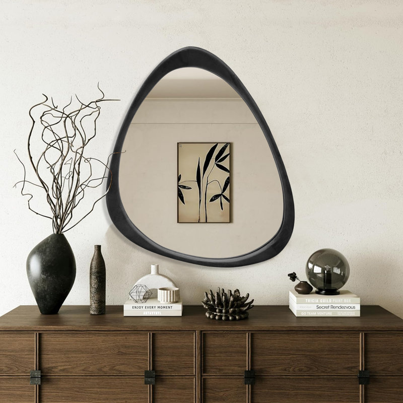 Miroir mural irrégulier à cadre en bois naturel, conception asymétrique unique, Noir, noir, noir, noir, 24 po x 19 po