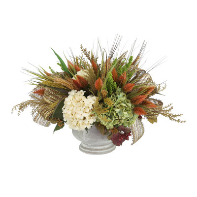 Pampa, chardon et hortensias disposés en pot de pierre