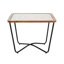 Table basse contemporaine carrée avec verre découpé géométrique artistique et surface facile à nettoyer pour une utilisation pratique Design moderne sur un plateau en bois chaleureux et une atmosphère confortable