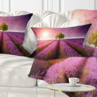Coussin floral sur fond de lavande