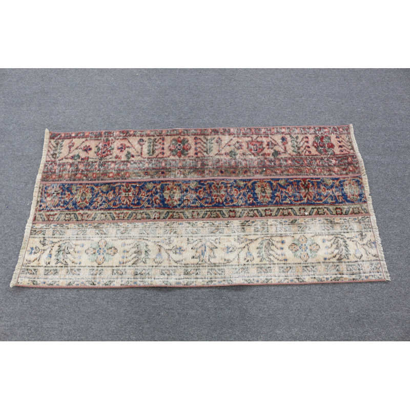 Tapis d'entrée rouge turc parfait pour votre porte fabriqué à la main avec des détails complexes et un design rétro