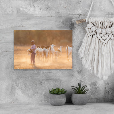 «Child with Goats», reproduction d'art murale cheval contemporain doré