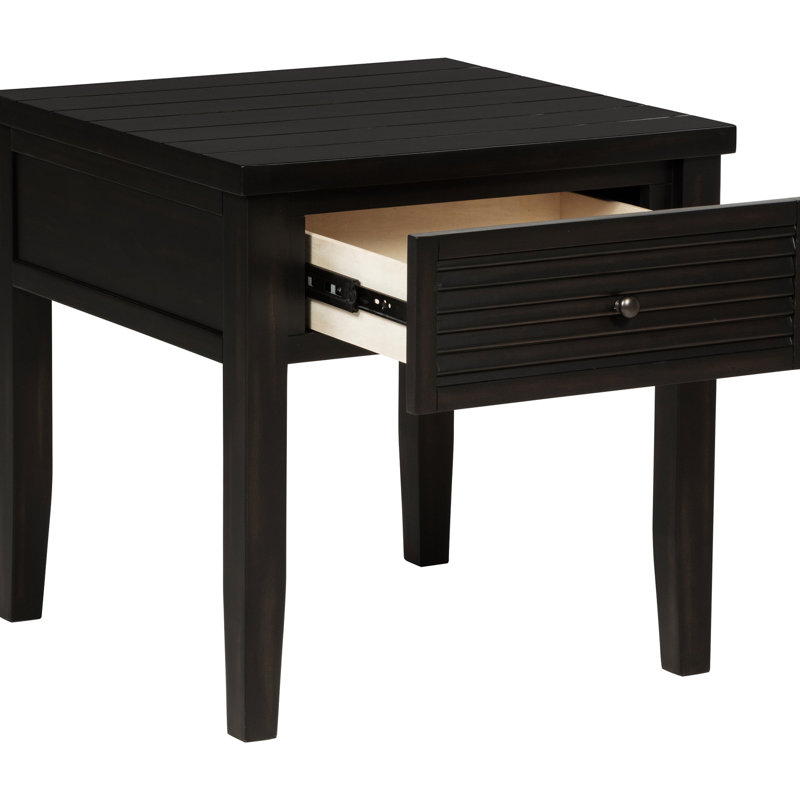 Table d'appoint carrée en placage de pin, un tiroir, aspect vieilli, idéale pour les intérieurs de style bord de mer. Piètement en bois massif à persiennes.
