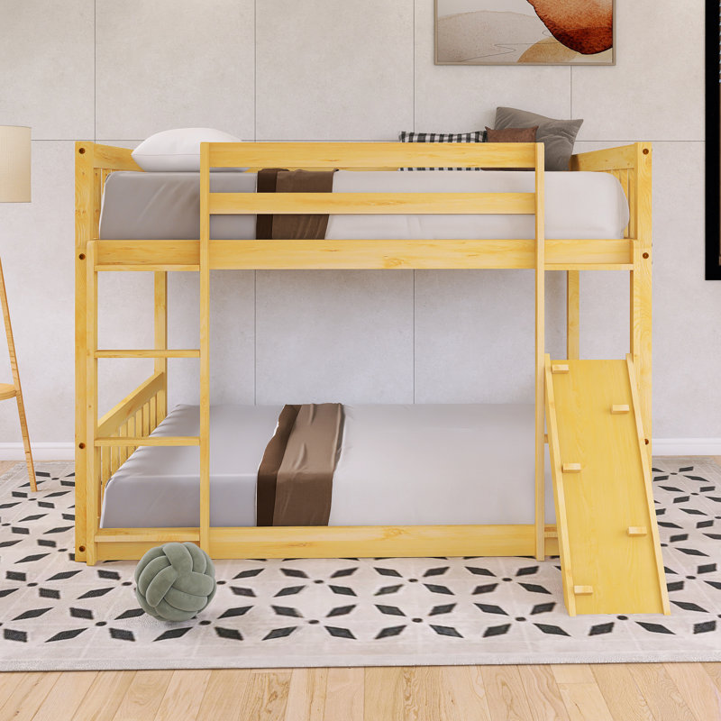 Lit superposé simple au-dessus d'un lit simple avec rampe d'escalade et échelle en bois, Naturel
