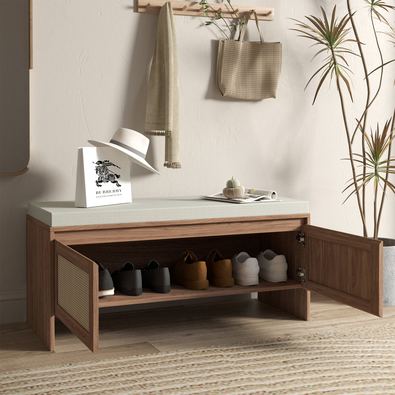 Banc à chaussures moderne en bois avec coussin d'assise, meuble à chaussures en rotin synthétique à 2 portes, idéal pour l'entrée, le corridor ou le vestibule.
