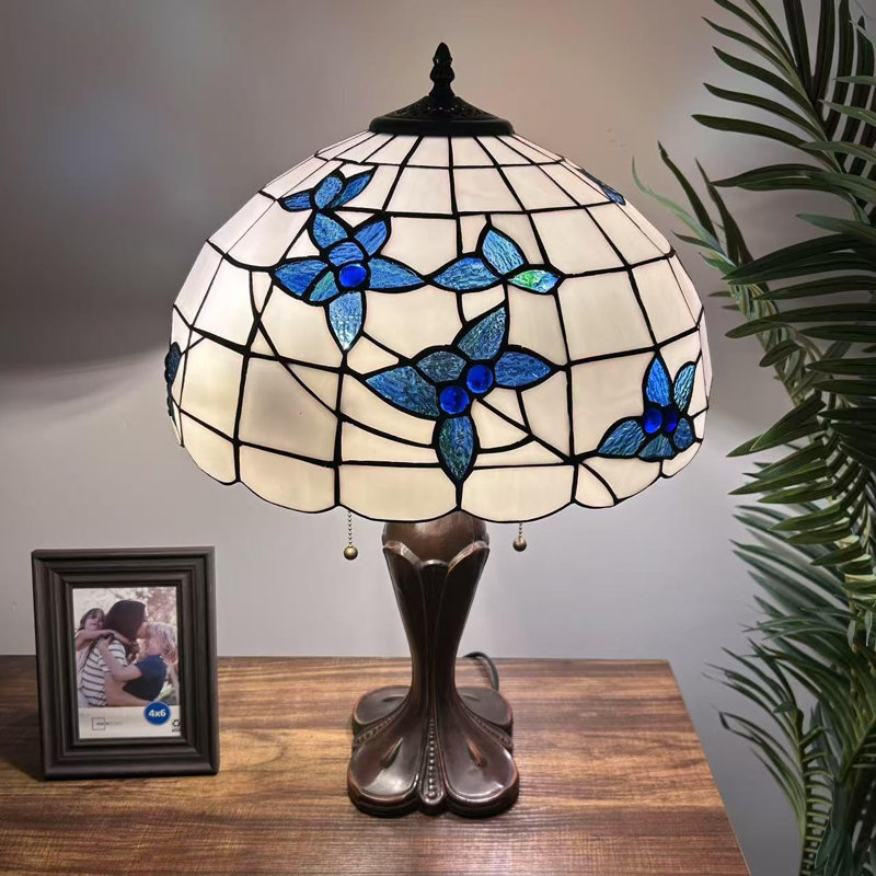 Lampe de table Tiffany en verre coloré avec fleurs bleues et ampoules DEL incluses l 16 po x P 16 po x H 24 po