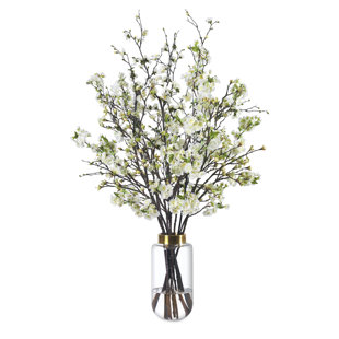 Fleurs mélangées dans un vase en verre