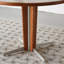 Petite table circulaire rétro de couleur noyer-1920413260