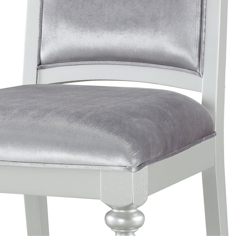 Chaise d'appoint en tissu et platine (2) - siège fixe, capacité de 220 lb. 20 po de profondeur du siège, 19 po de hauteur. Superbe décoration rectangulaire avec des strass scintillants. Doux et rembourré. Tablier en bois tourné