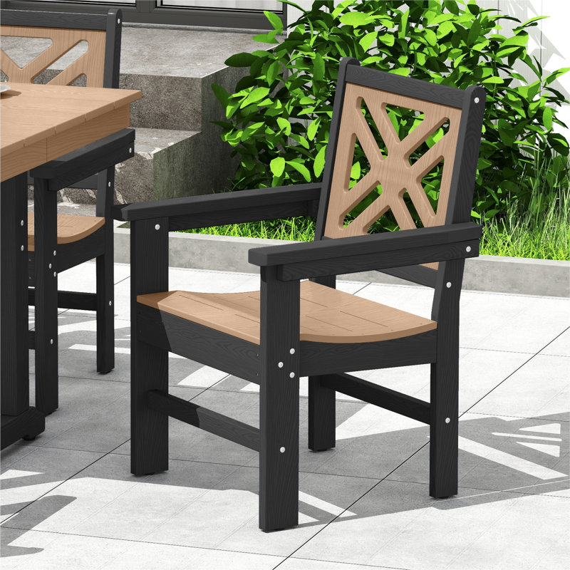 Ensemble de repas de jardin pour 4 personnes, table d'extérieur en PEHD et 4 chaises avec accoudoirs, aspect bois, trou pour parasol, pieds réglables.