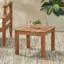 Table de bout en bois brun avec motif à lattes, l 19,25 po x P 19,25 po, H 14,95 po, côté requis pour l'assemblage dans un style minimaliste simple, brun